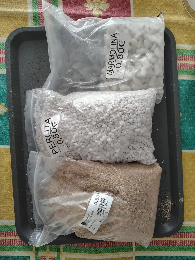 Bolsas de marmolina, perlita y arena de río a 0,80 euros cada una