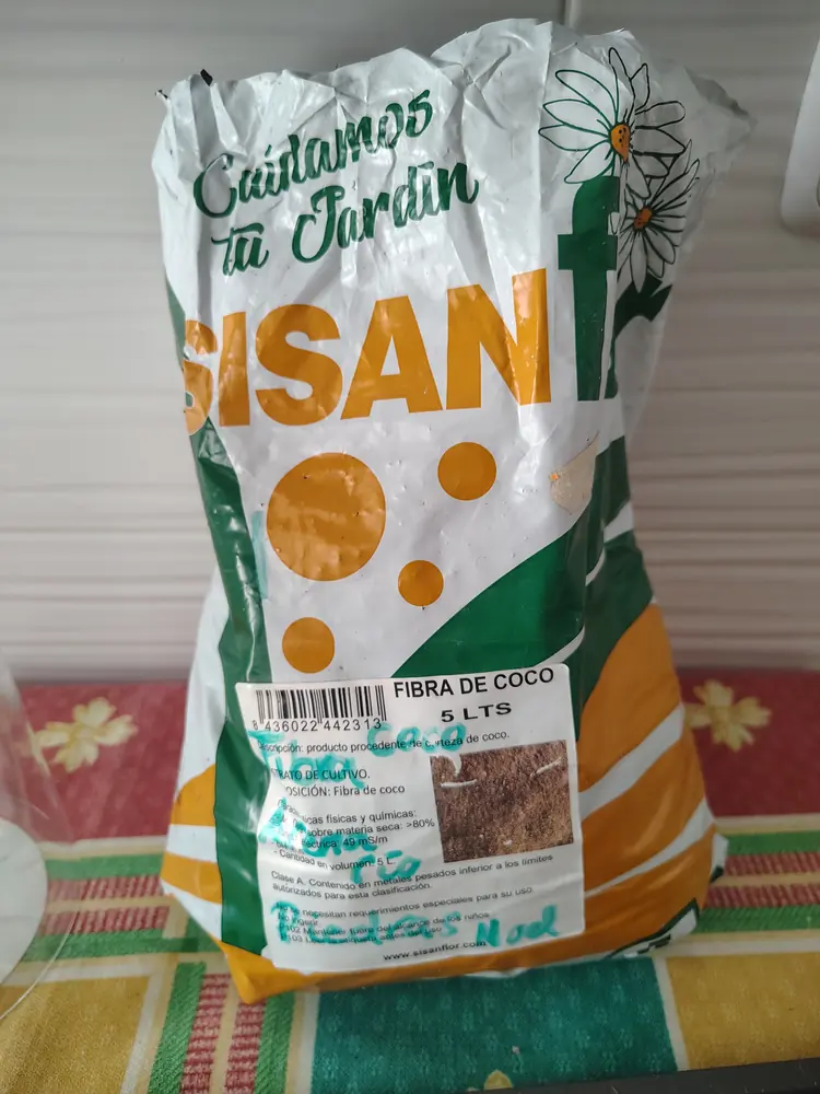 Saco de fibra de coco de 5 litros de la marca Sisan