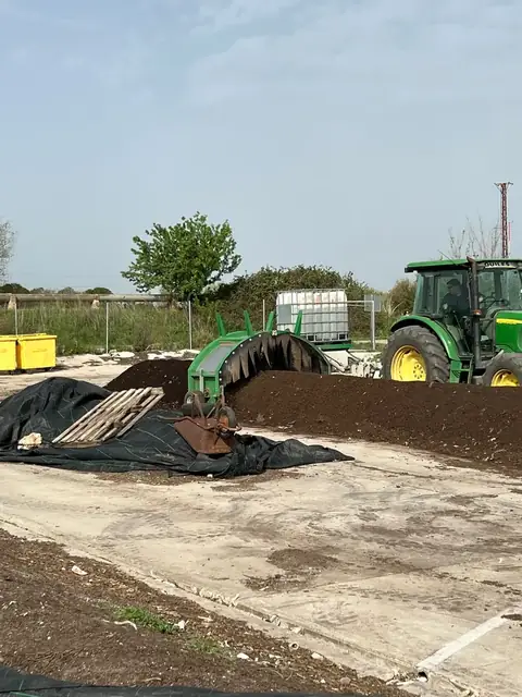 Tractor procesando la pila de compost