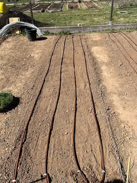 Tubos de riego instalados en el bancal